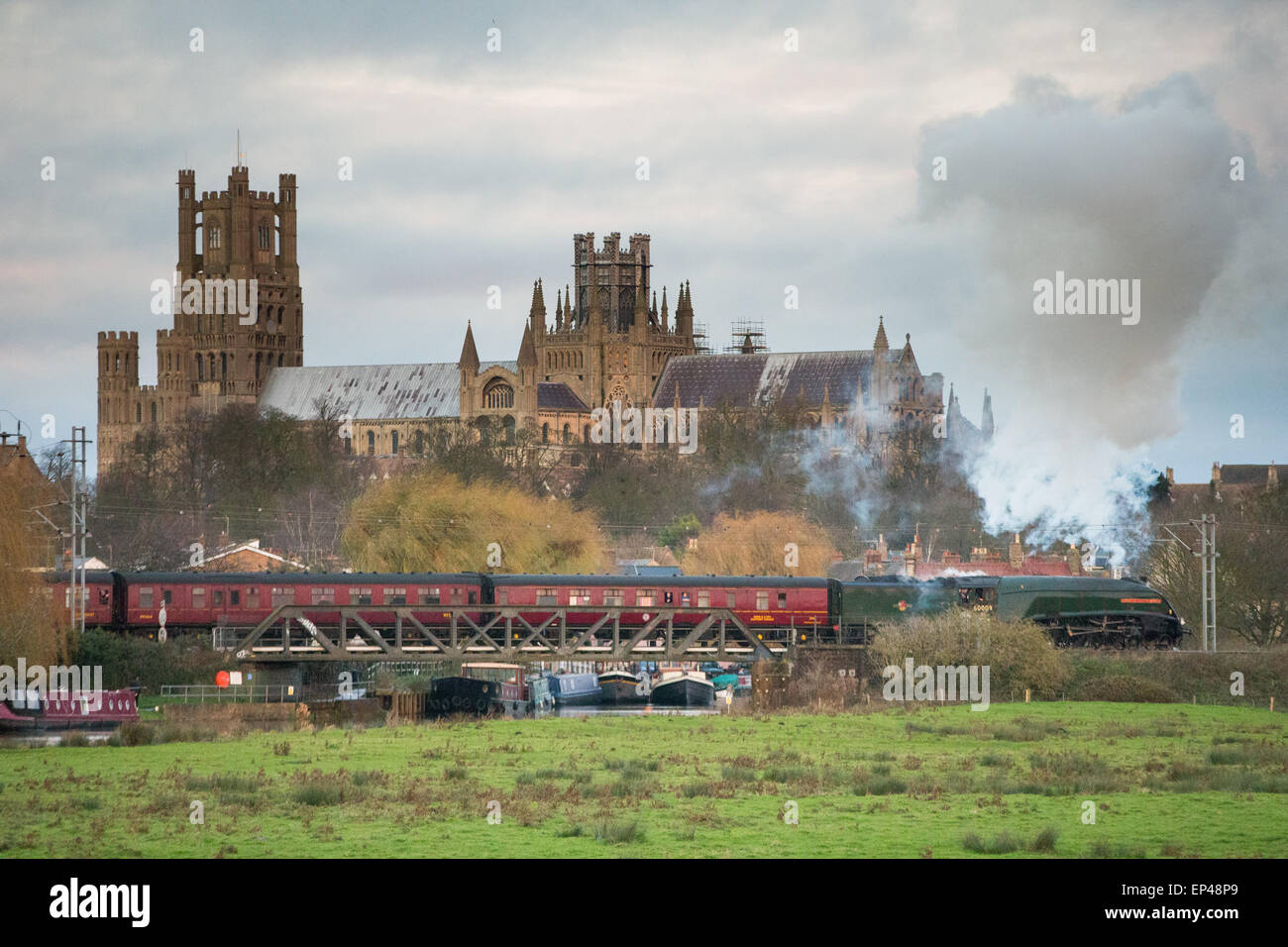 Die LNER A4 Klasse Nr. 60009 "Union of South Africa" Dampfbahn vorbei Ely Cathedral, Cambs, Stockfoto