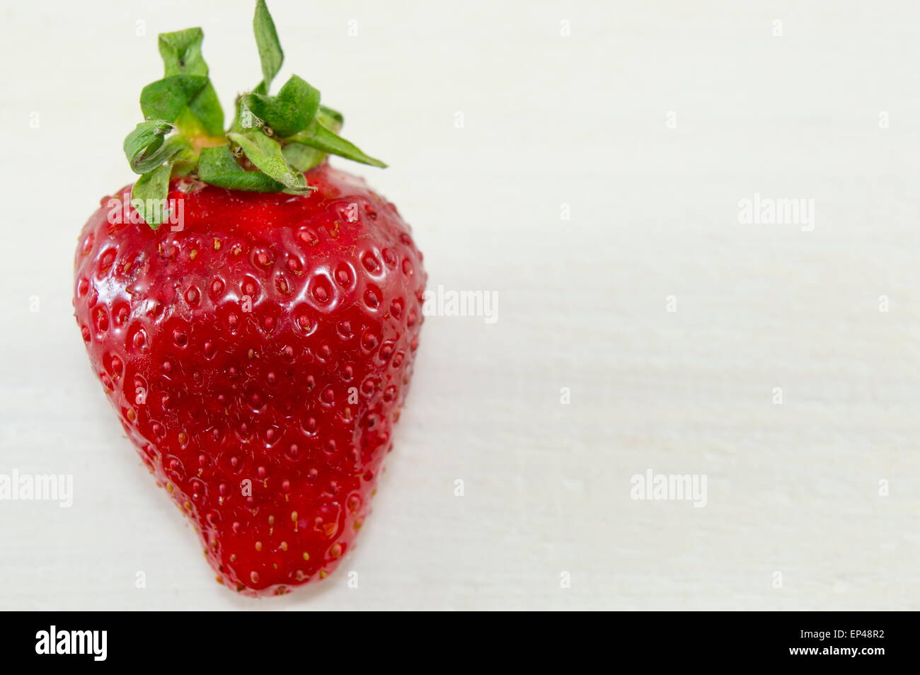 Einem saftigen Erdbeeren auf weißem Hintergrund Stockfoto