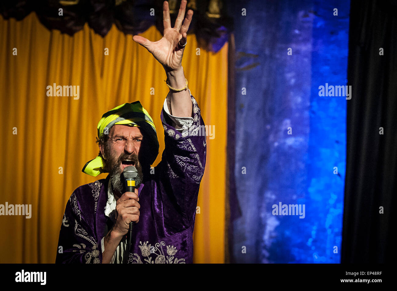 Phil Kay in einer ungewöhnlichen Performance Space, der Welle an der Brunel Brunel Museum in Rotherhithe. Stockfoto