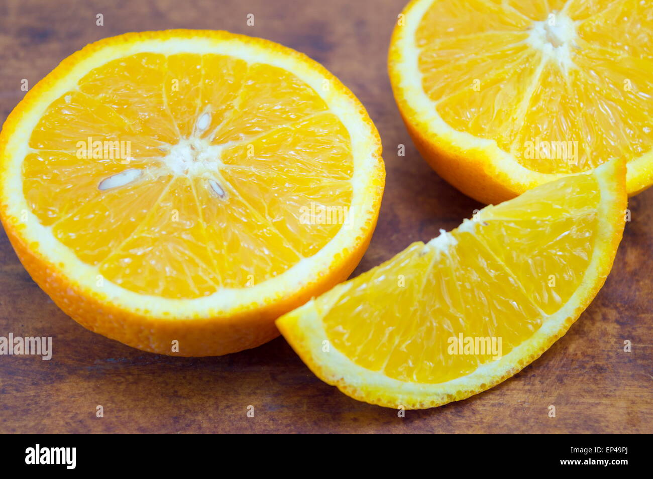 In Scheiben geschnittenen frischen Orange auf einem braunen Holztisch Stockfoto