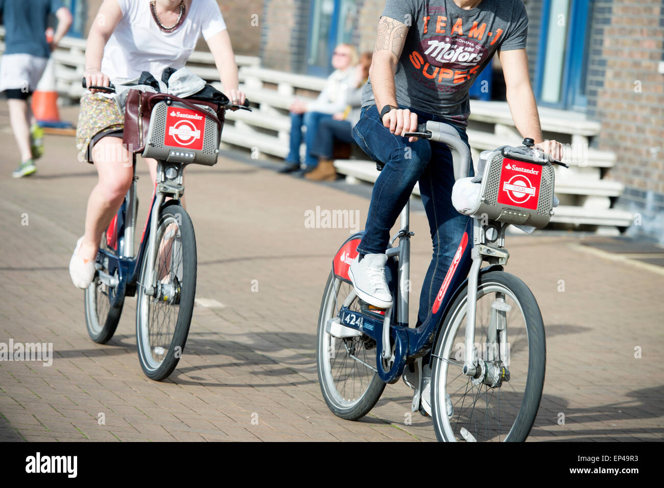 Santander gesponsert mieten Sie Fahrräder, geritten in London. Stockfoto