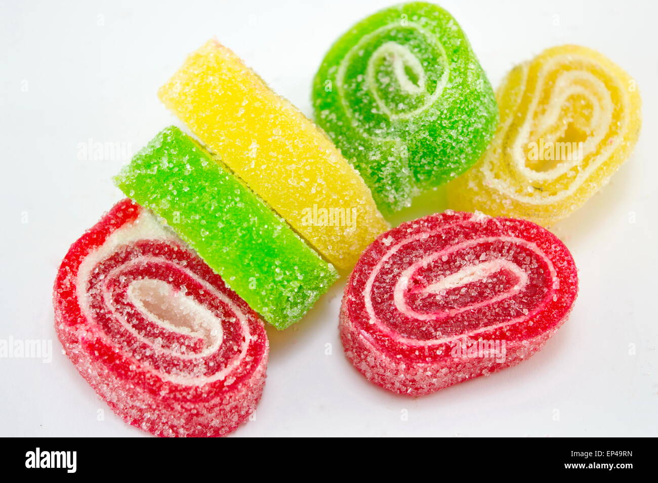 Bunte Jelly Rolls auf weiß Stockfoto
