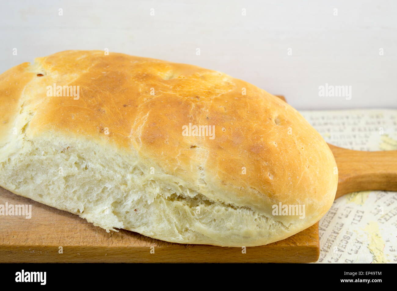 Hausgemachte frisch gebackenes Brot auf ein Schneidebrett Stockfoto