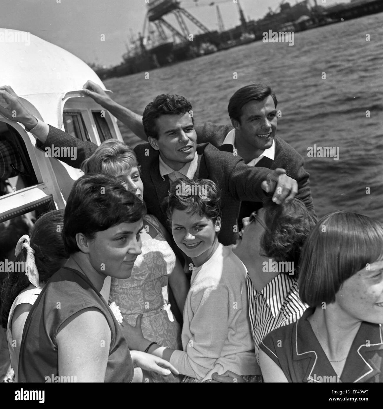 Deutscher Wis Horst Buchholz und der österreichische Skiläufer Toni Sailer in Hamburg auf einem Schiff, Deutschland Stockfoto