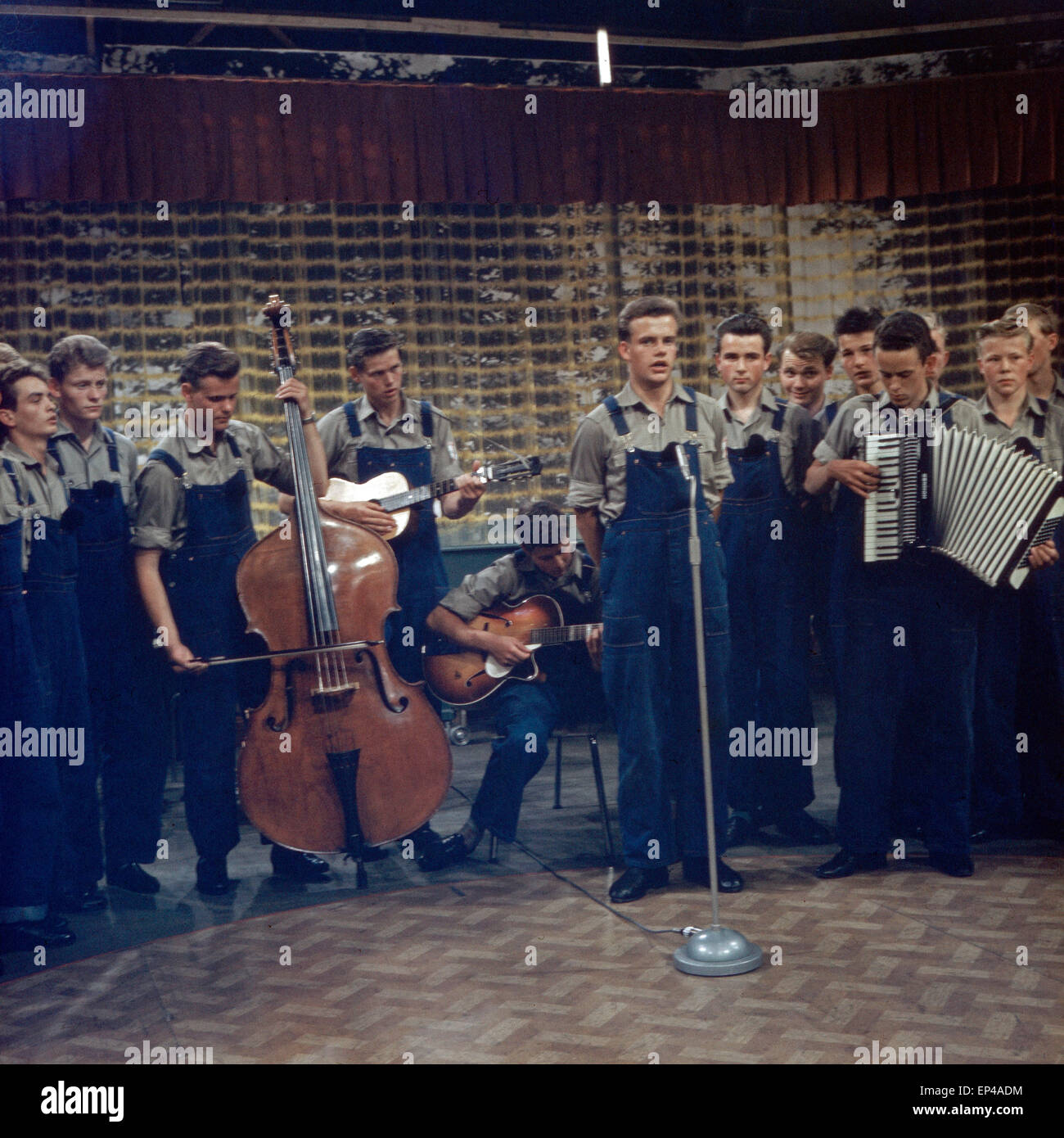 Ein Chor aus Jungen Gangart Sings Auf Einer Bühne, Deutschland 1950er Jahre. Ein Chor von jungen Männer singen auf der Bühne, Deutschland 1950 Stockfoto