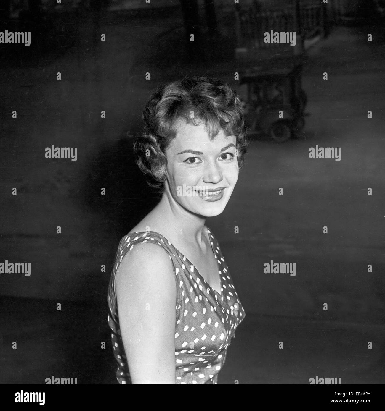 Sangerin Renate Holm Bei Der Fernsehshow Evergreens Aus Alt Mach Neu Beim Ndr Deutschland 1950er Jahre Deutsche Sangerin R Stockfotografie Alamy
