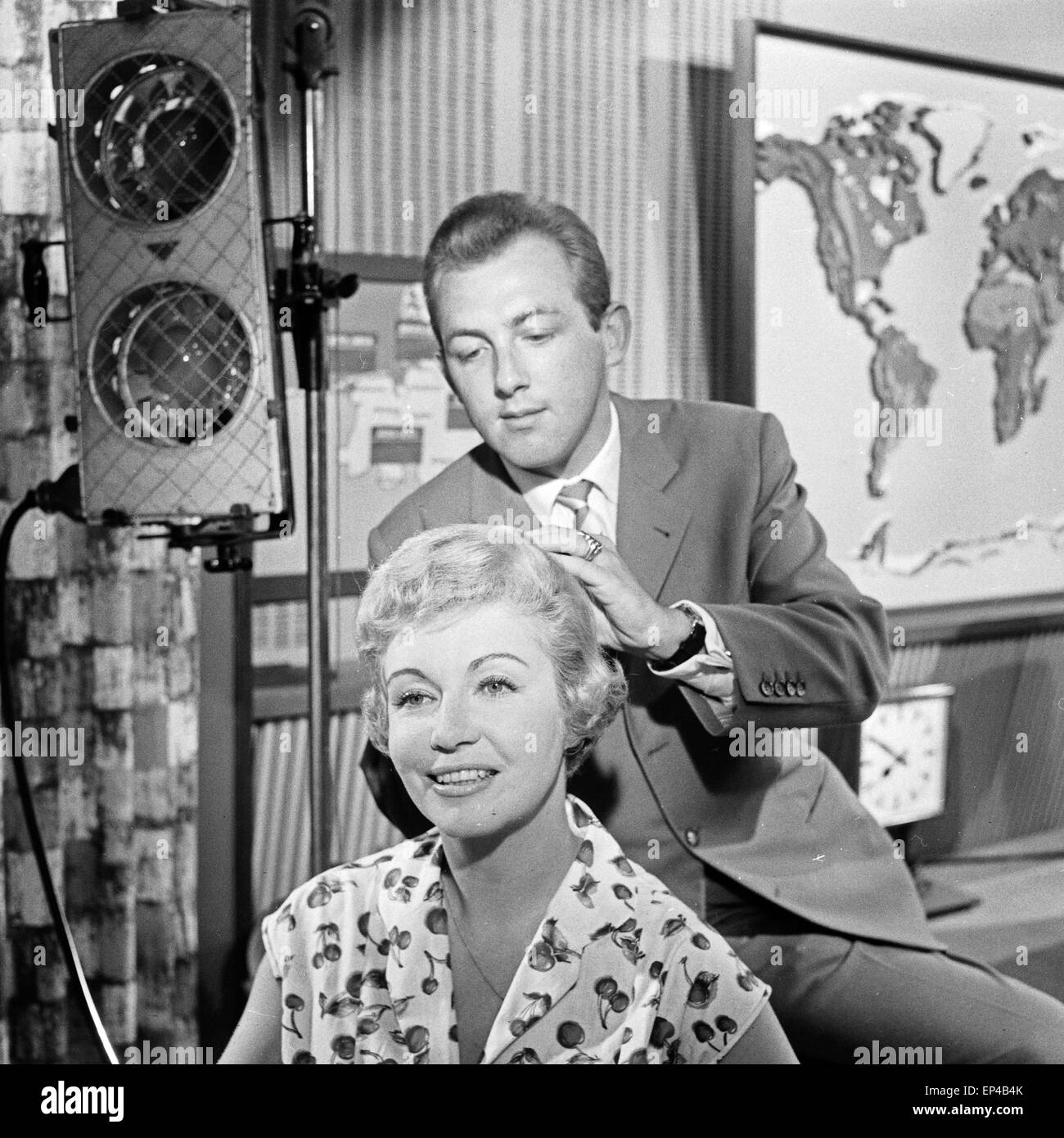 Deutsche Fernsehansagerin Angelika Feldmann beim Frisurencheck bei Friseur Haak, Deutschland 1950er Jahre. Deutsche TV vorhanden Stockfoto