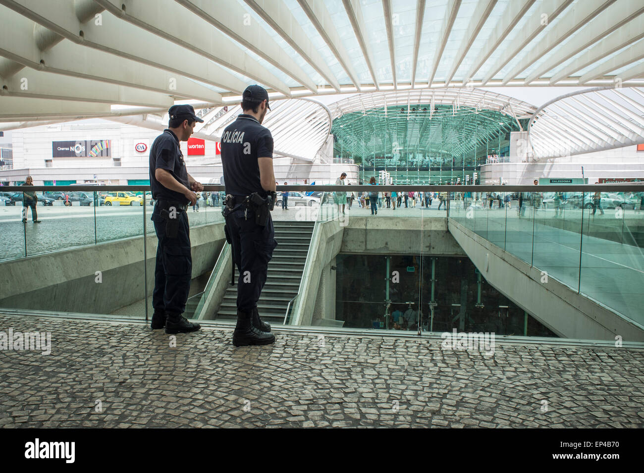 Polizei auf Patrouille im Gare tun Bahnhof Oriente im Parque Das Nacoes, Lissabon, Portugal. Stockfoto
