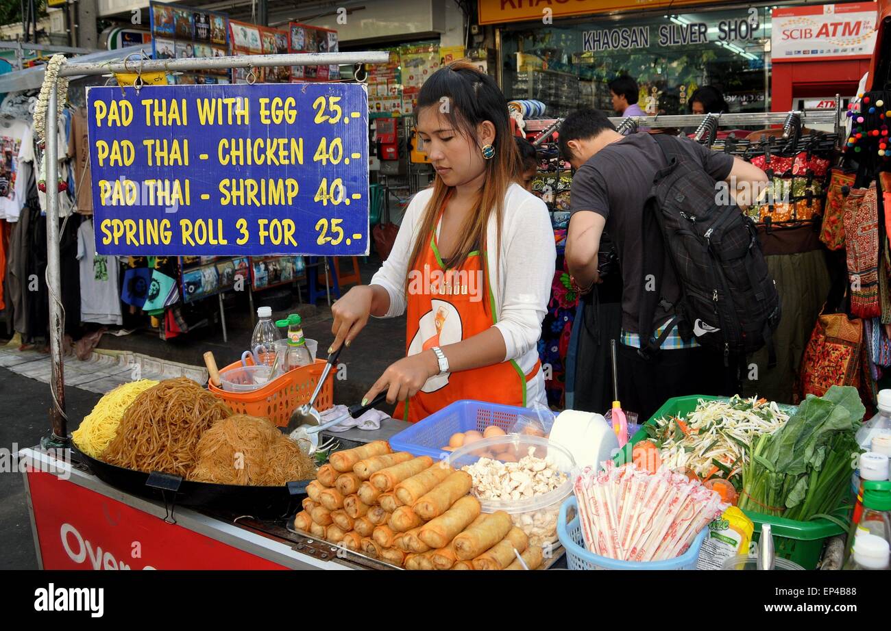 Bangkok, Thailand: Frau verkaufen Pad Thai und Garnelen Rollen aus ihrem tragbaren Essen Warenkorb auf der Khao San Road Stockfoto