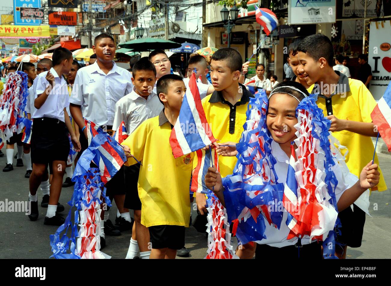 Bangkok, Thailand: Eine Parade von thailändischen Studenten Geld für ihre Schule marschiert entlang Khao San Road Stockfoto