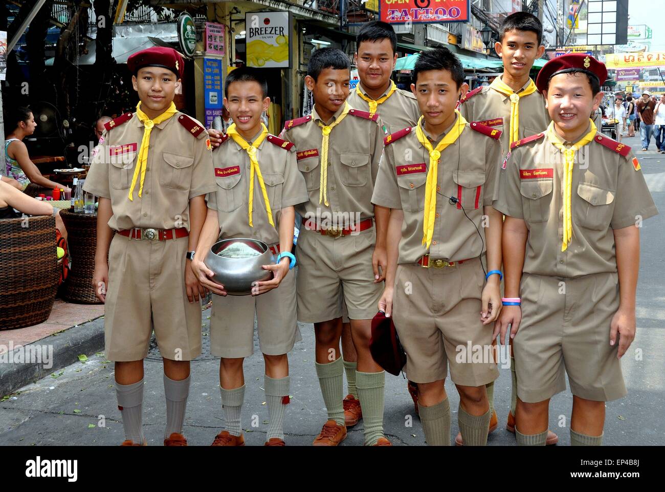 Bangkok, Thailand: Eine Truppe von Thai Boy Scouts in ihren offiziellen Uniformen Almosen auf der Khao San Road Stockfoto