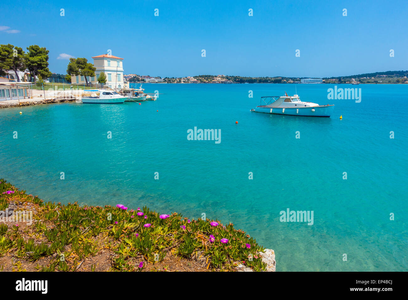 Porto Cheli Portocheli Hafen Hafen, Griechenland, mit kleinen Booten, blauer Himmel, blaues Meer Stockfoto
