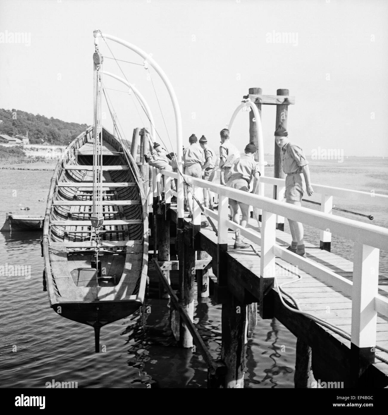 Schüler Üben bin Ausbildungskai der Seemannsschule Falkenstein in Hamburg Blankenese, 1950er Jahre Deutschland. Schülerinnen und Schüler trainieren Stockfoto