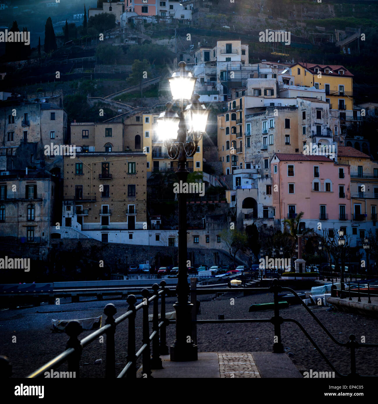 Italienisches Dorf mit Straßen-leuchten auf Stockfoto