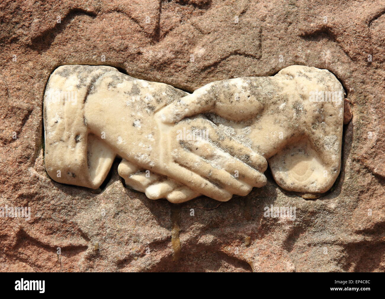 Alten Bildnis des Händeschütteln aus Marmor Stockfoto