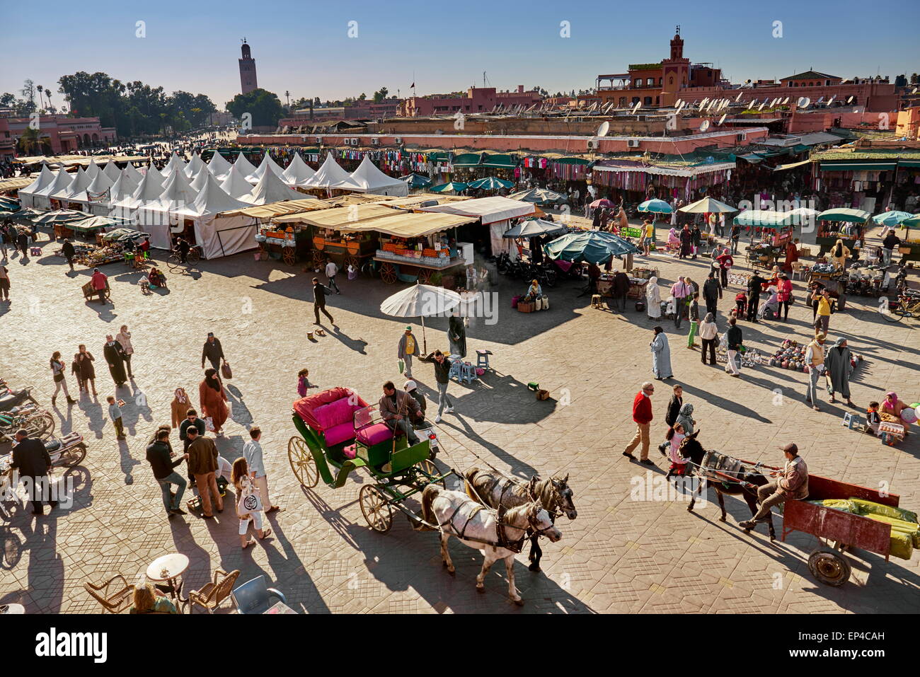 Marrakesch Medina. Jemaa el Fna Platz am frühen Nachmittag. Marokko Stockfoto