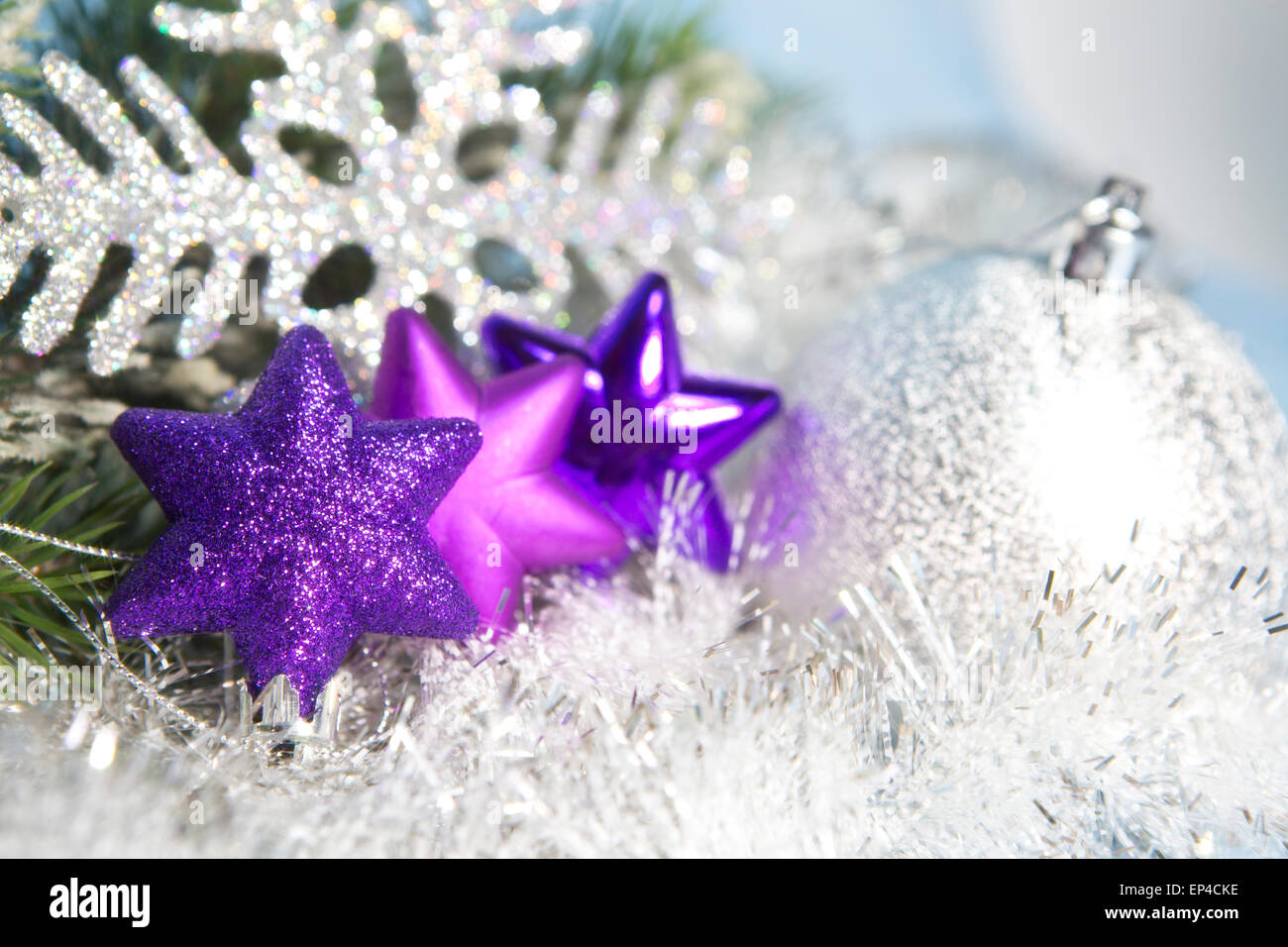 drei dekorative violette Spielzeug von einer Schneeflocke und silbrig Silvesterball Stockfoto