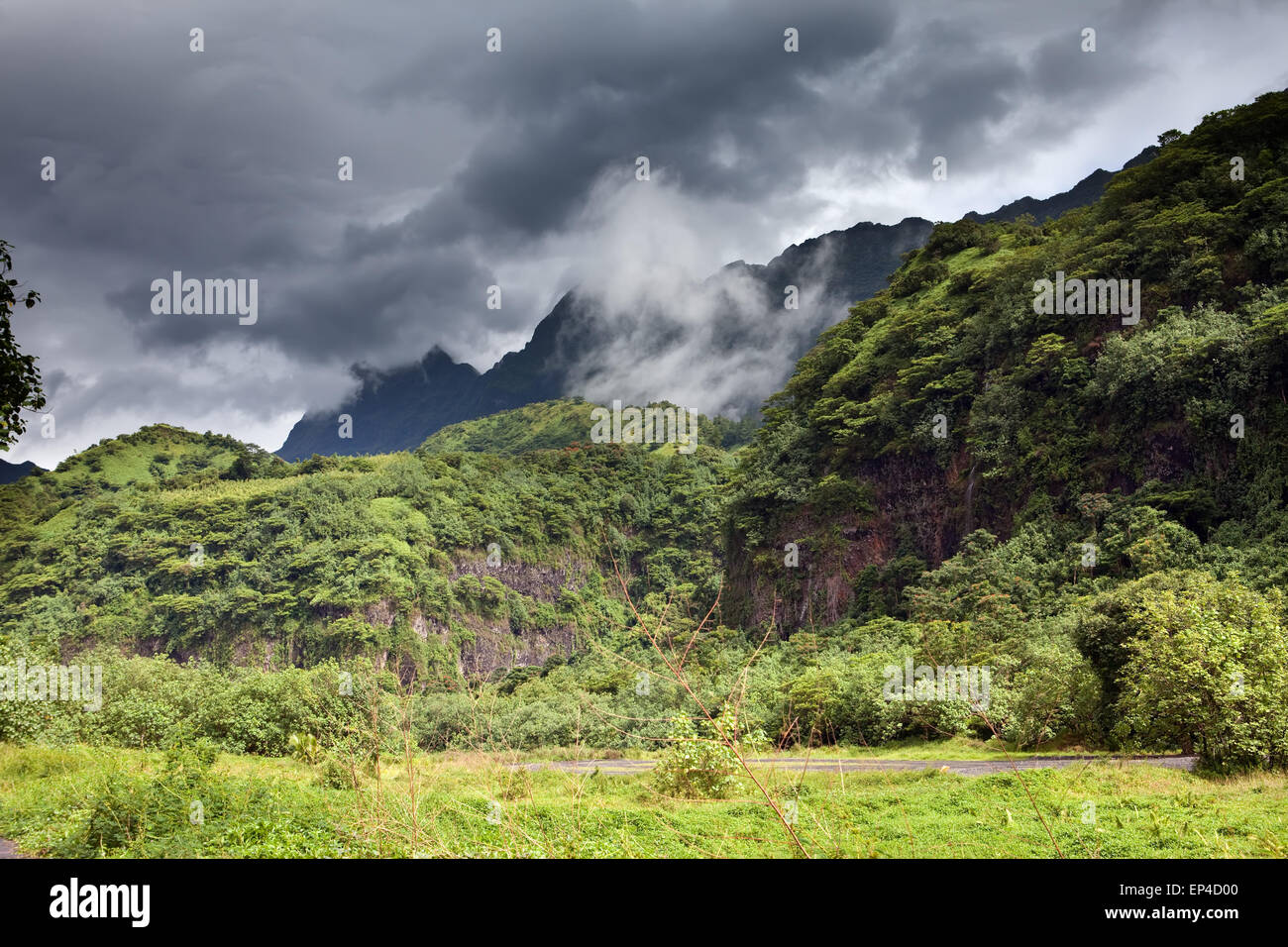 Tahiti. Polynesien. Wolken über einer Berglandschaft Stockfoto