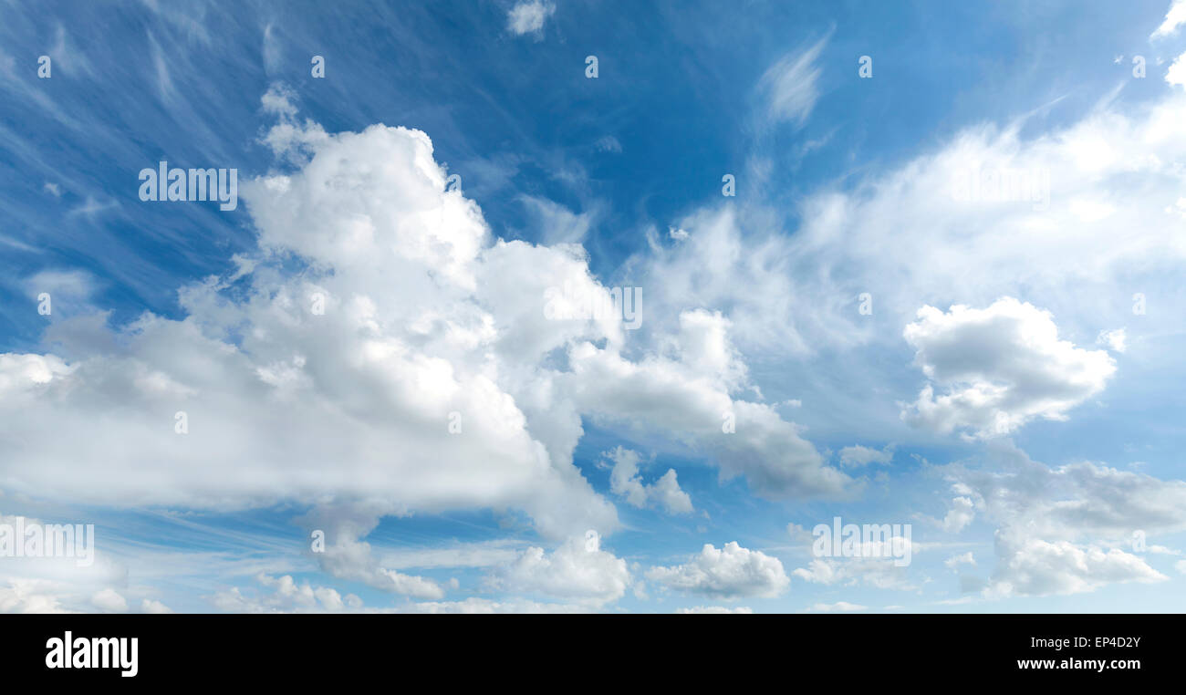 Wolkengebilde an einem sonnigen Tag, Panorama-Bild. Stockfoto