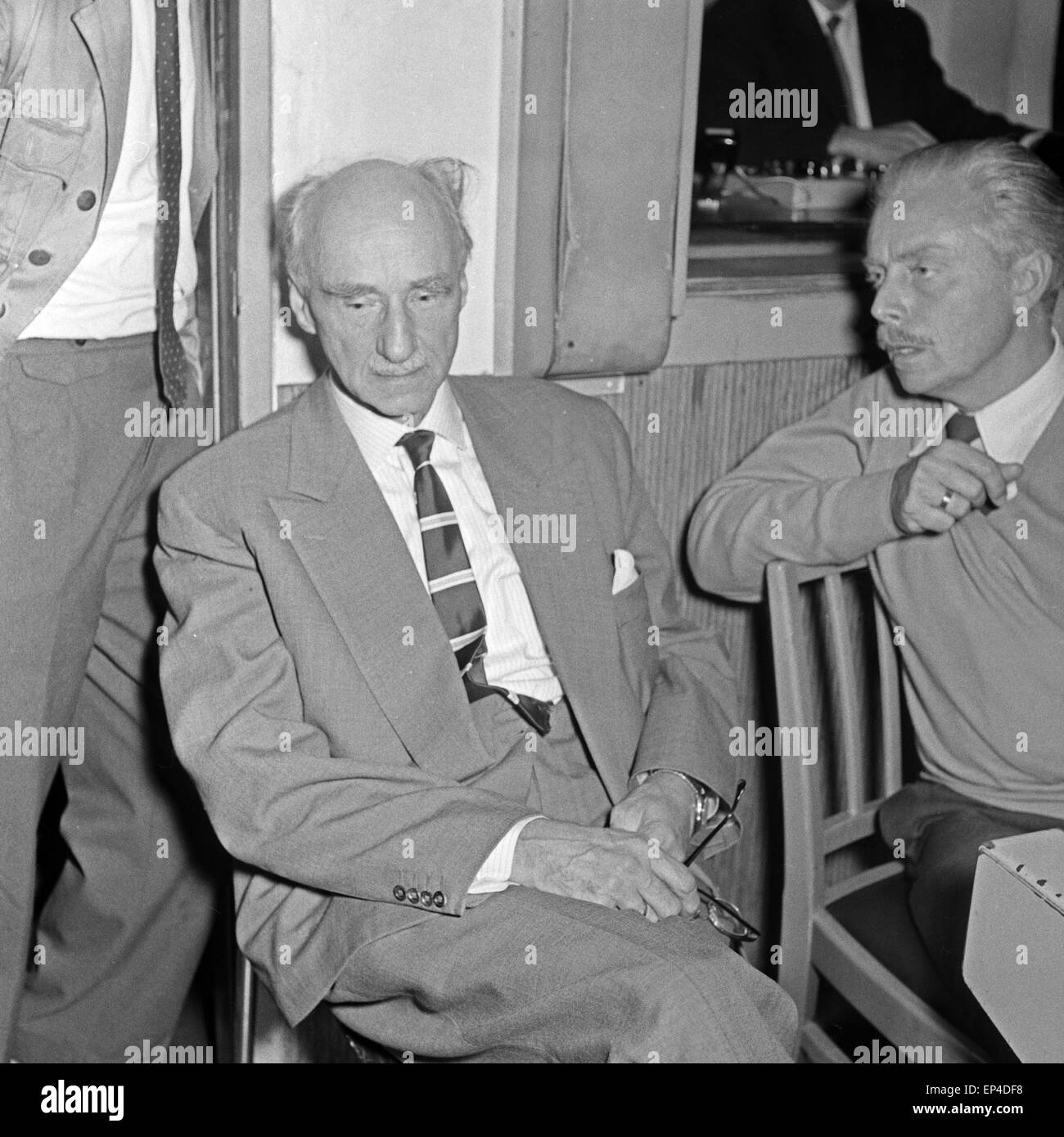 Zwei Männer Im NDR Im Gespräch, 1950er Jahre Deutschland. Zwei Männer bei NDR Station, Deutschland der 1950er Jahre miteinander zu reden. Stockfoto