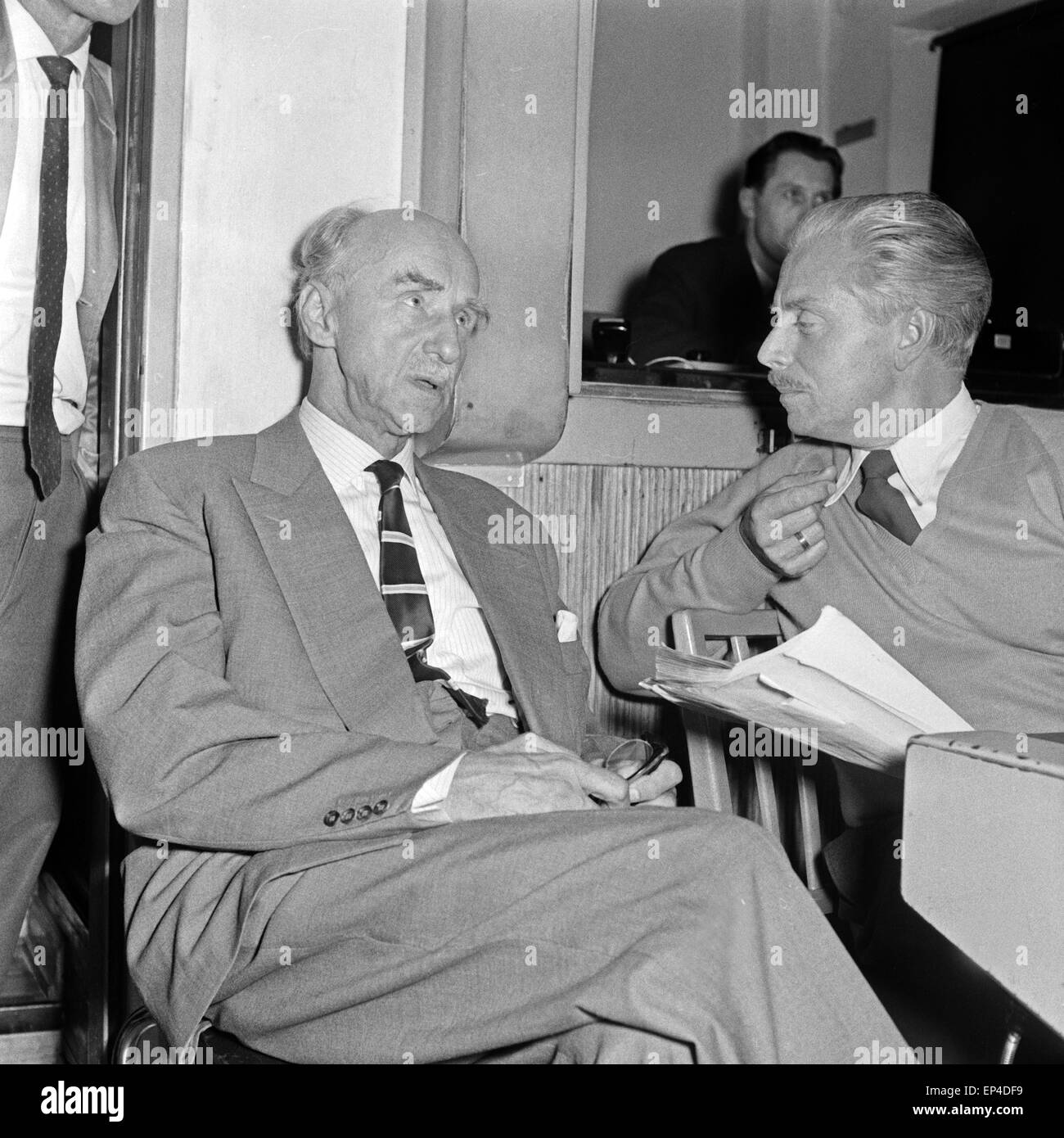 Zwei Männer Im NDR Im Gespräch, 1950er Jahre Deutschland. Zwei Männer bei NDR Station, Deutschland der 1950er Jahre miteinander zu reden. Stockfoto