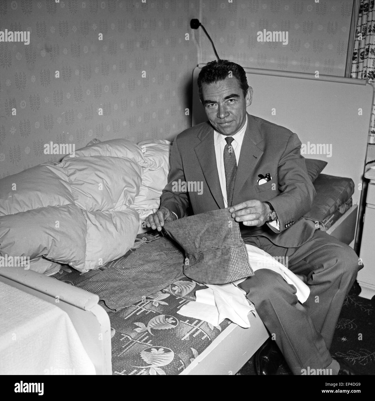 Deutscher Showmaster und Entertainer Peter Frankenfeld legt sein Sakko  unter das Bettuch, um es so zu bügeln, Deutschland 195 Stockfotografie -  Alamy