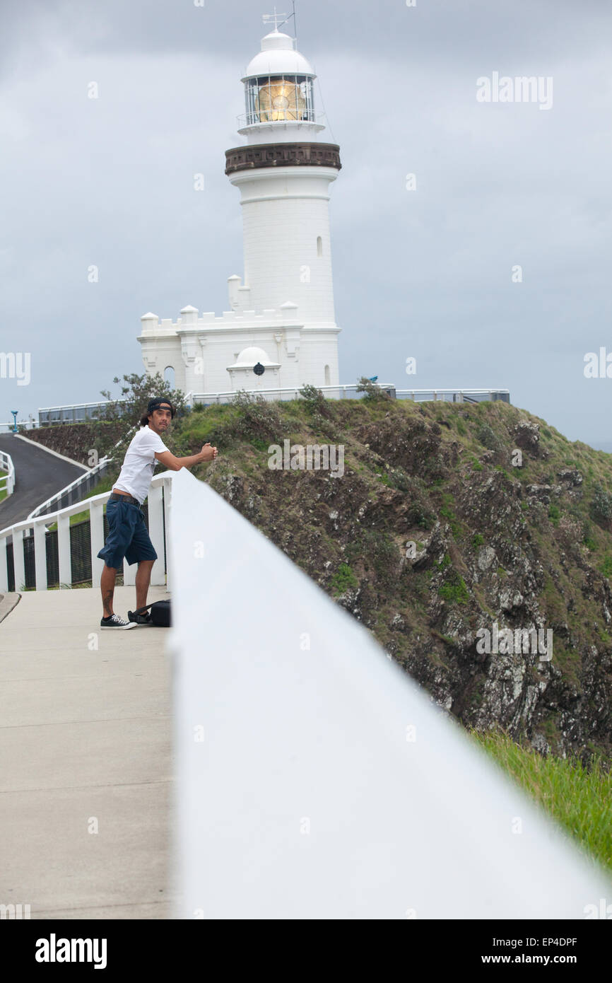 Ein Mann schaut in die Kamera bei einer Rast am Leuchtturm in Byron Bay, Australien. Stockfoto