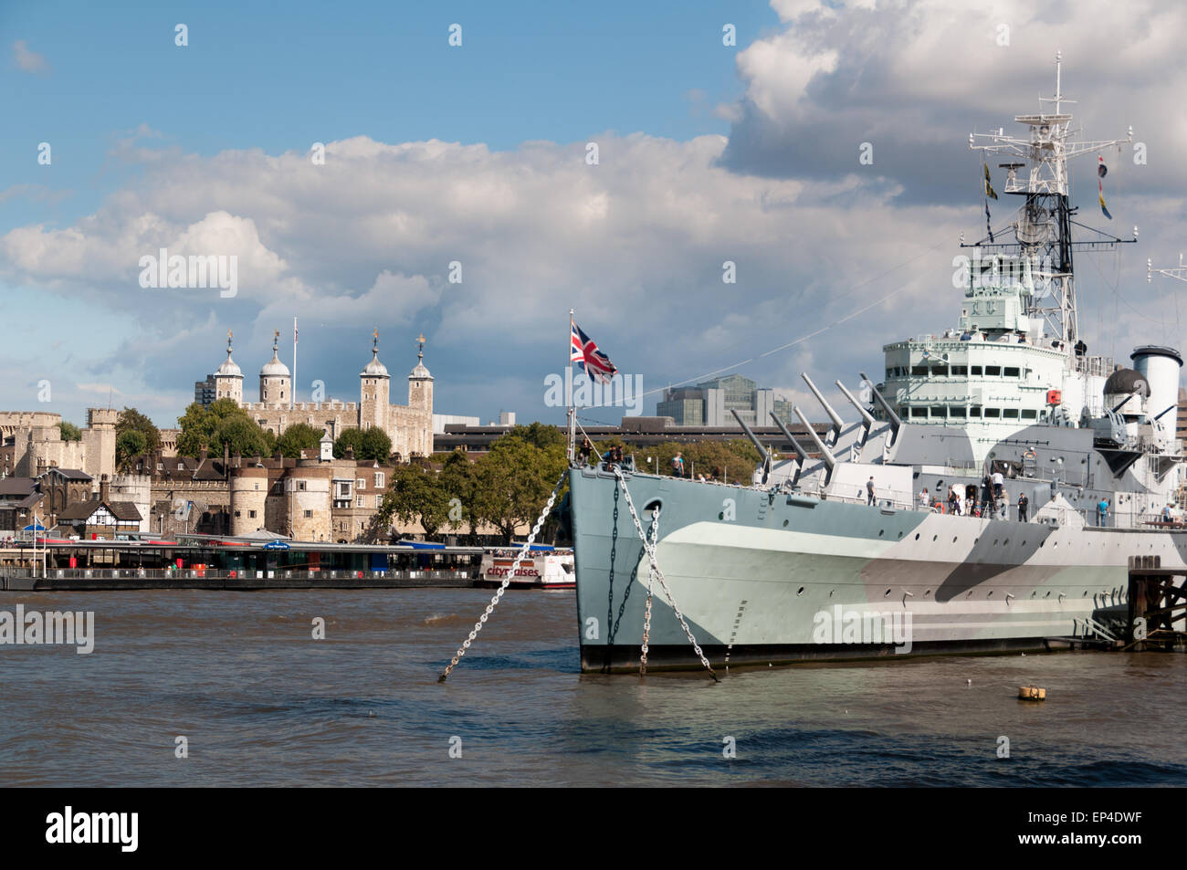 HMS Belfast und die Tower Bridge über die Themse in London, England Stockfoto