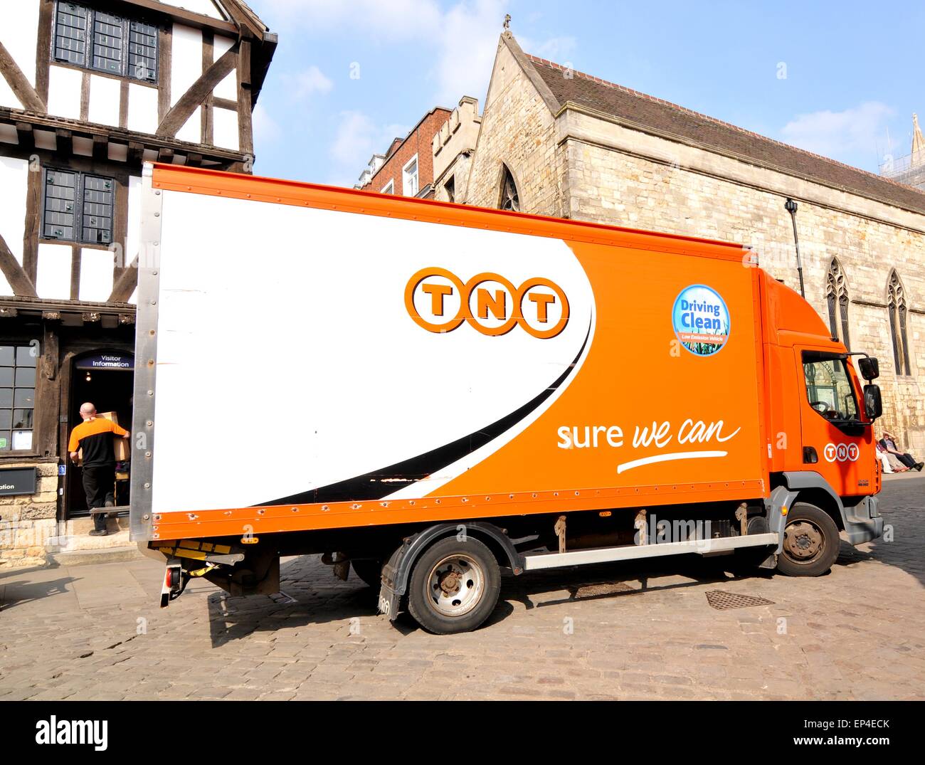 Lincoln, UK - 9. April 2015: TNT LKW Lieferung im Stadtzentrum von Lincoln, Lincolnshire, England. Stockfoto