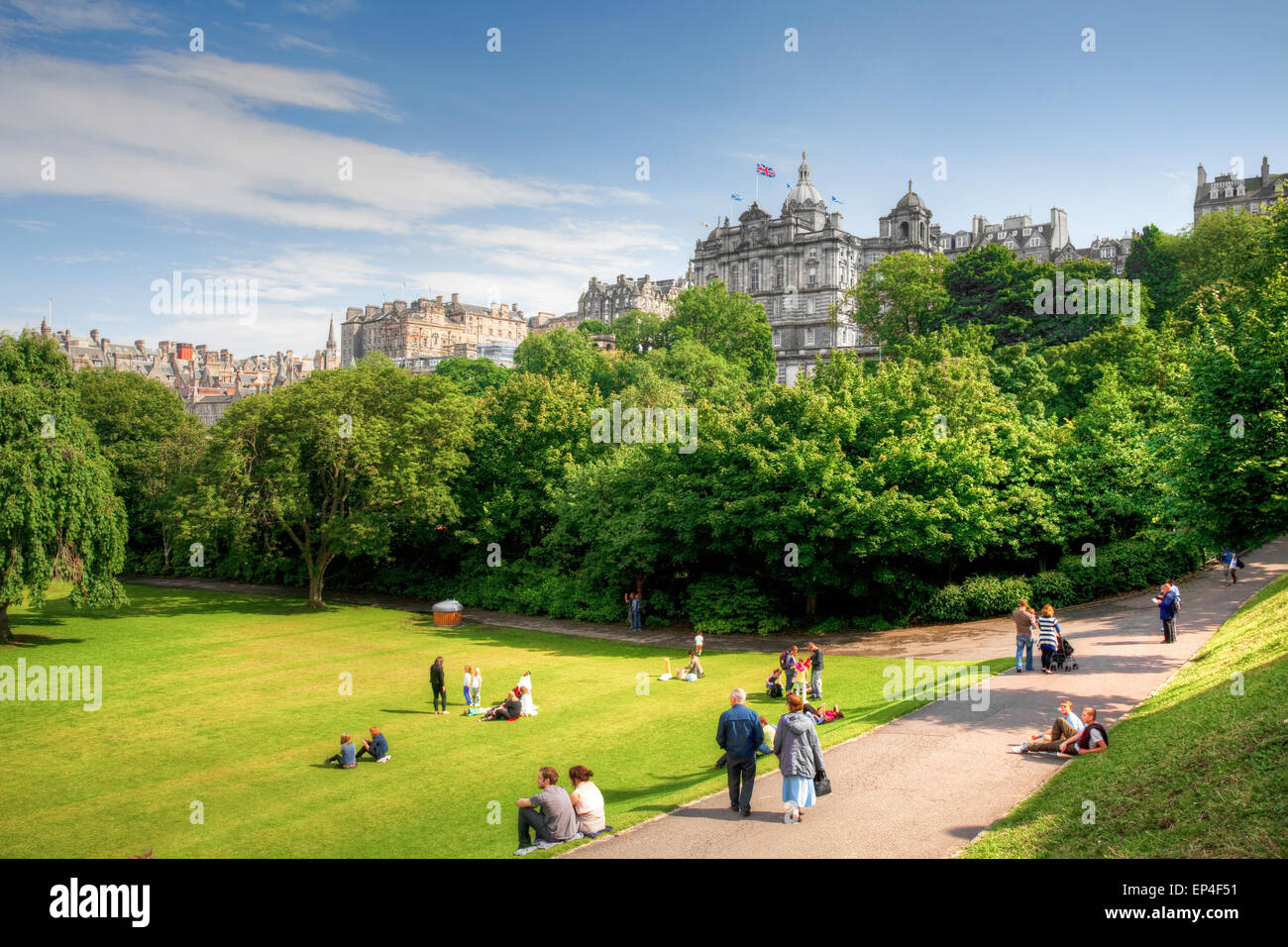 Menschen entspannen im Park von Schloss Edinburgh, Schottland Stockfoto