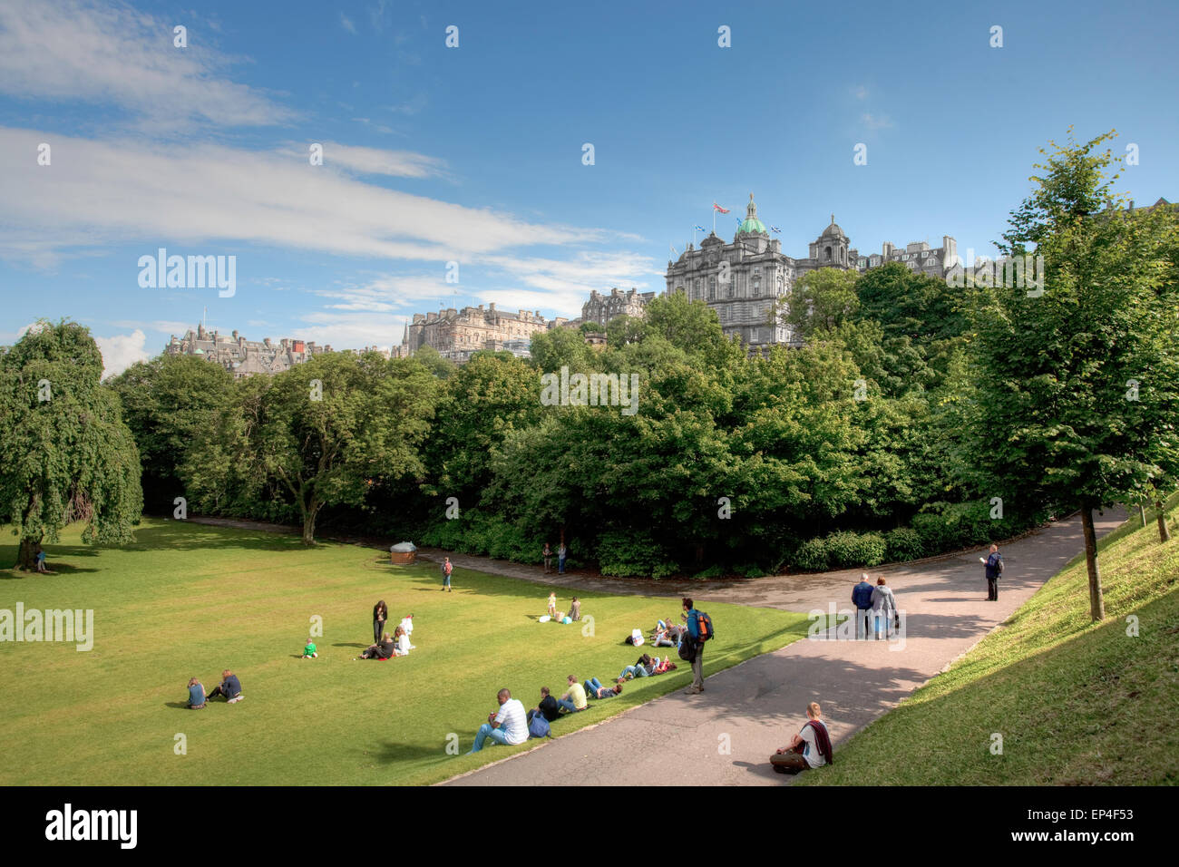 Menschen entspannen im Park unter Edinburgh castle Stockfoto