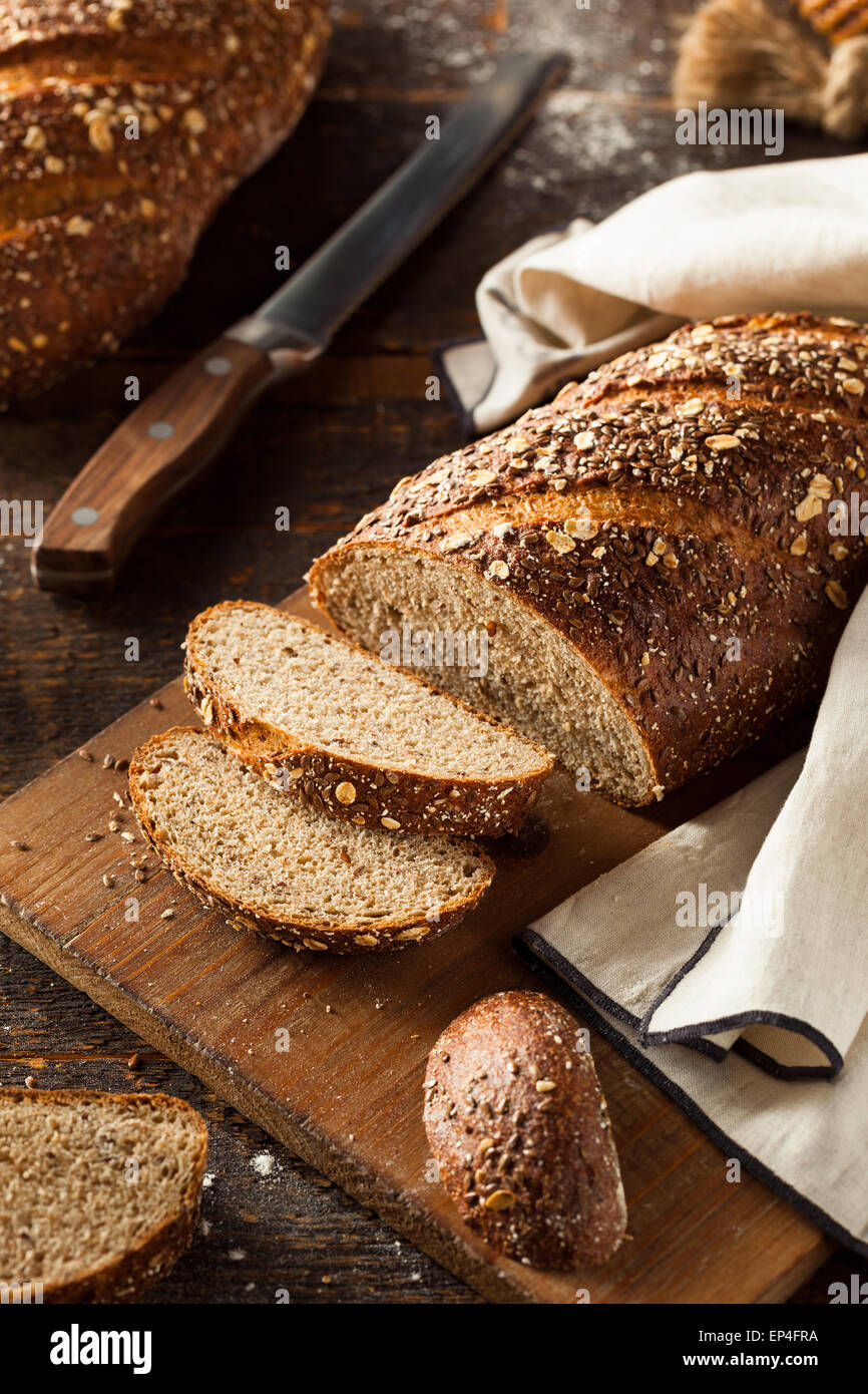 Hausgemachte Bio Vollkorn Brot fertig zum Verzehr Stockfoto