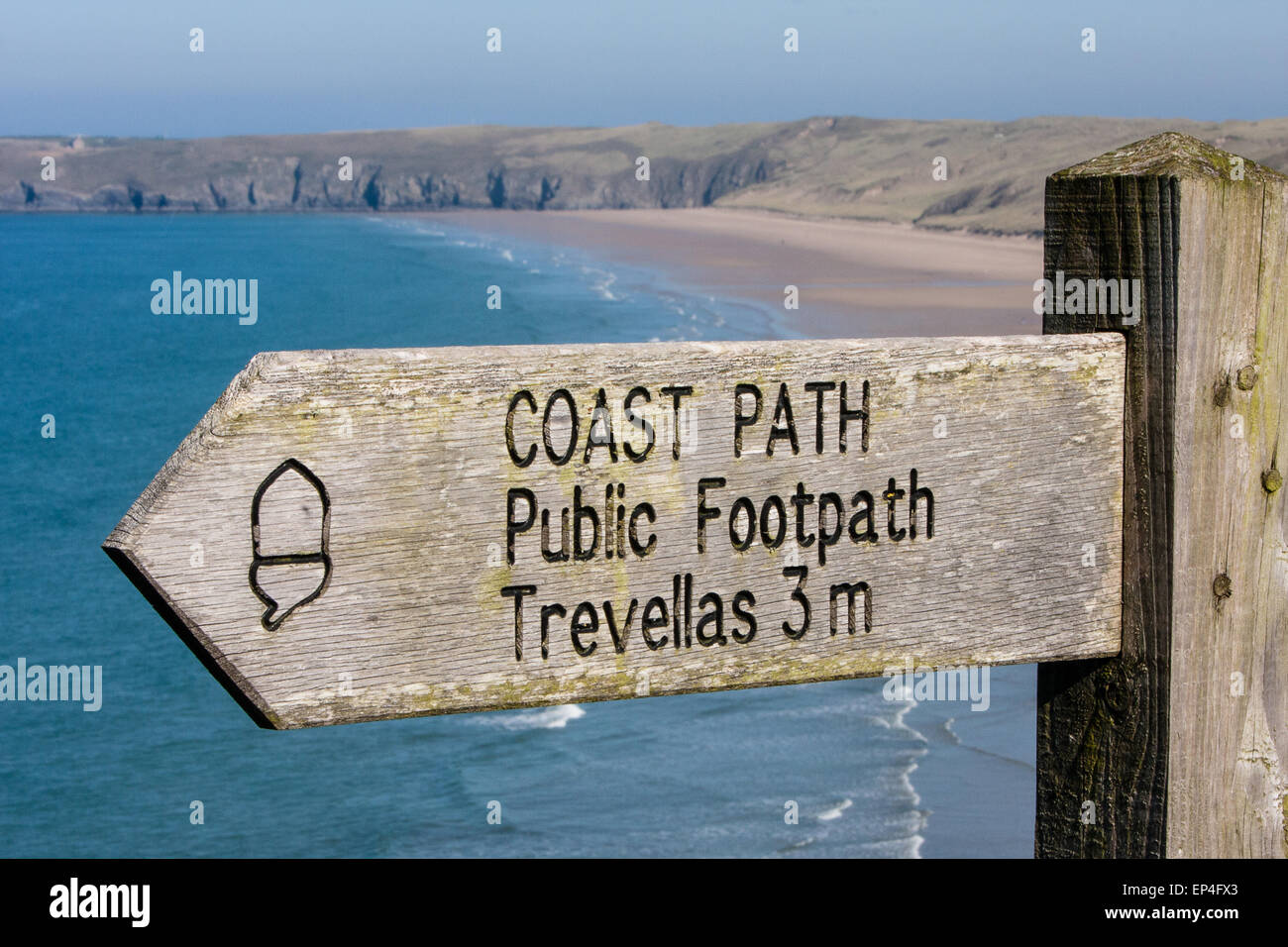Wegweiser auf South West Coast Path, Großbritanniens längsten Wanderweg und ein National Trail, wie durch das Eichel-Symbol auf der sig Stockfoto