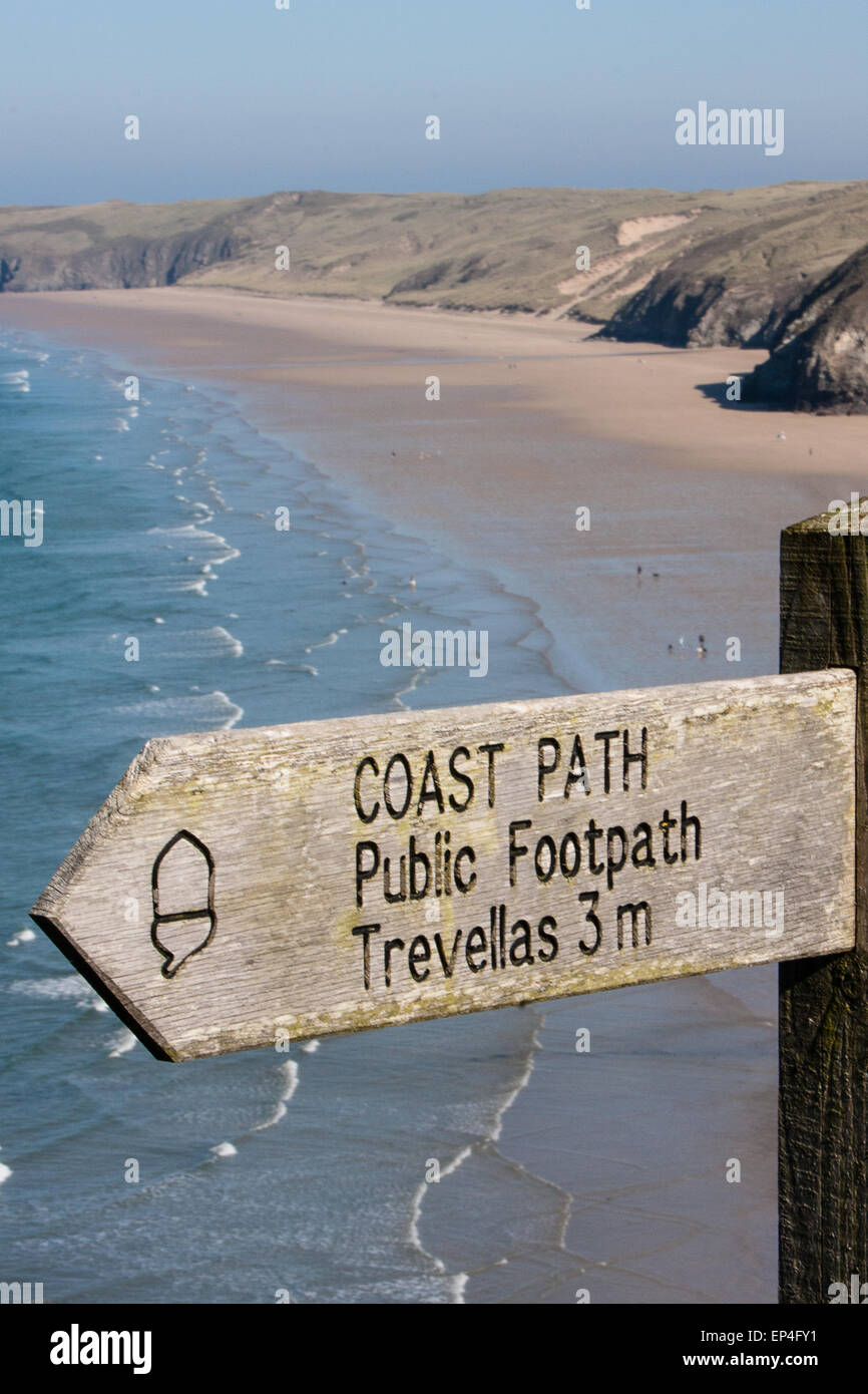 Wegweiser auf South West Coast Path, Großbritanniens längsten Wanderweg und ein National Trail, wie durch das Eichel-Symbol auf der sig Stockfoto