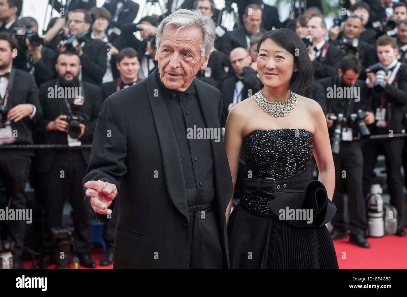 Cannes, Frankreich. 13. Mai 2015. Französischer Minister für Kultur und Communication Fleur Pellerin (R) und griechisch-französische Regisseur Costa-Gavras auf dem roten Teppich wie posieren kommen sie zur Eröffnungsfeier der 68. Filmfestspiele von Cannes in Cannes, Frankreich, am 13. Mai 2015. 68. Cannes Film Festival (Festival de Cannes) offiziell startete Mittwoch Abend in den südlichen französischen Badeort von Cannes. Bildnachweis: Chen Xiaowei/Xinhua/Alamy Live-Nachrichten Stockfoto