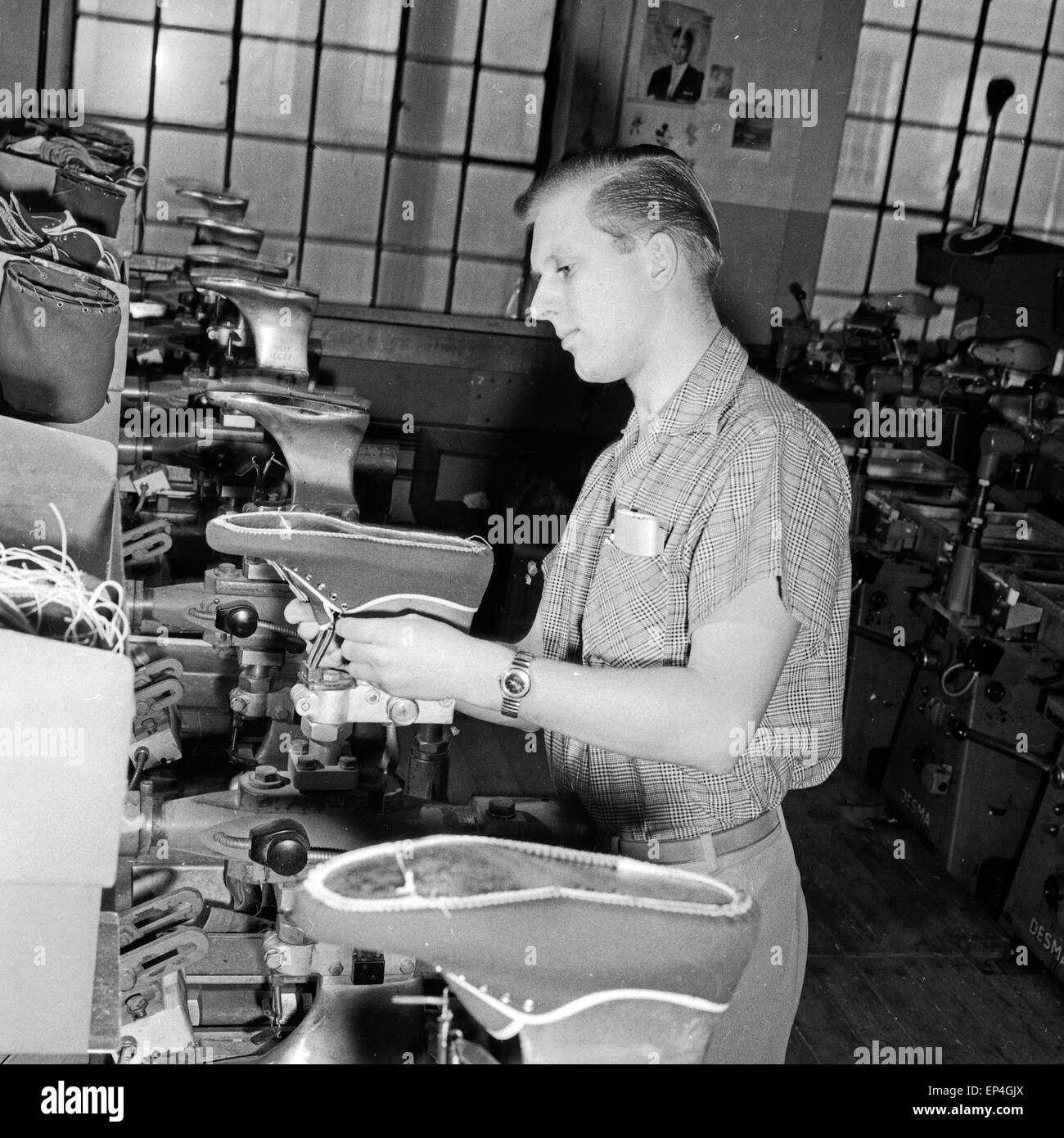 Arbeiter in Einer Fabrikhalle der Phoenix Gummiwerke in Hamburg Harburg ...