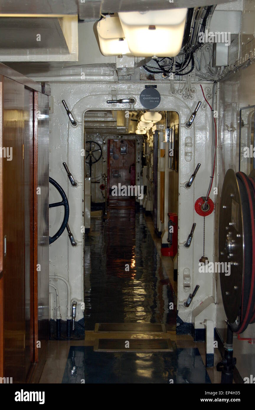 Ein Blick auf eine Tür am HMY Britannia. Stockfoto