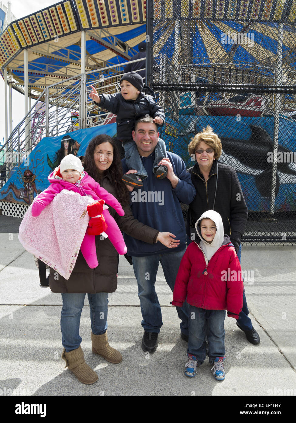 Glückliche Familie genießt Ausflug auf Coney Island in Brooklyn, New York. Stockfoto