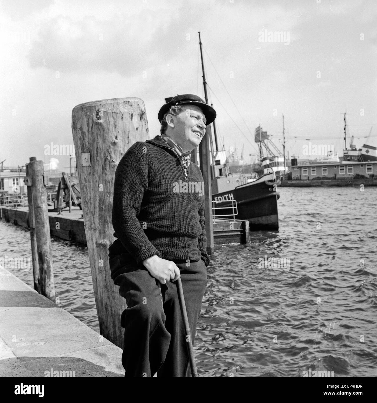 Deutscher Wis und Humorist Addi Münster im Hafen von Hamburg, Deutschland 1960er Jahre. Deutsche Schauspieler und comdian Hinzufügen Stockfoto