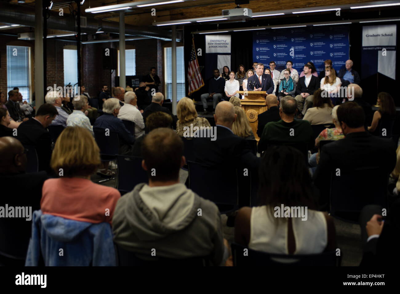 Manchester, New Hampshire, USA. 12. Mai 2015. Gouverneur von New Jersey und potenzielle Präsidentschaftskandidat Chris Christie gibt eine wirtschaftliche Adresse an der University of New Hampshire in Manchester, New Hampshire. Bildnachweis: Julian Russell/Alamy Live-Nachrichten Stockfoto