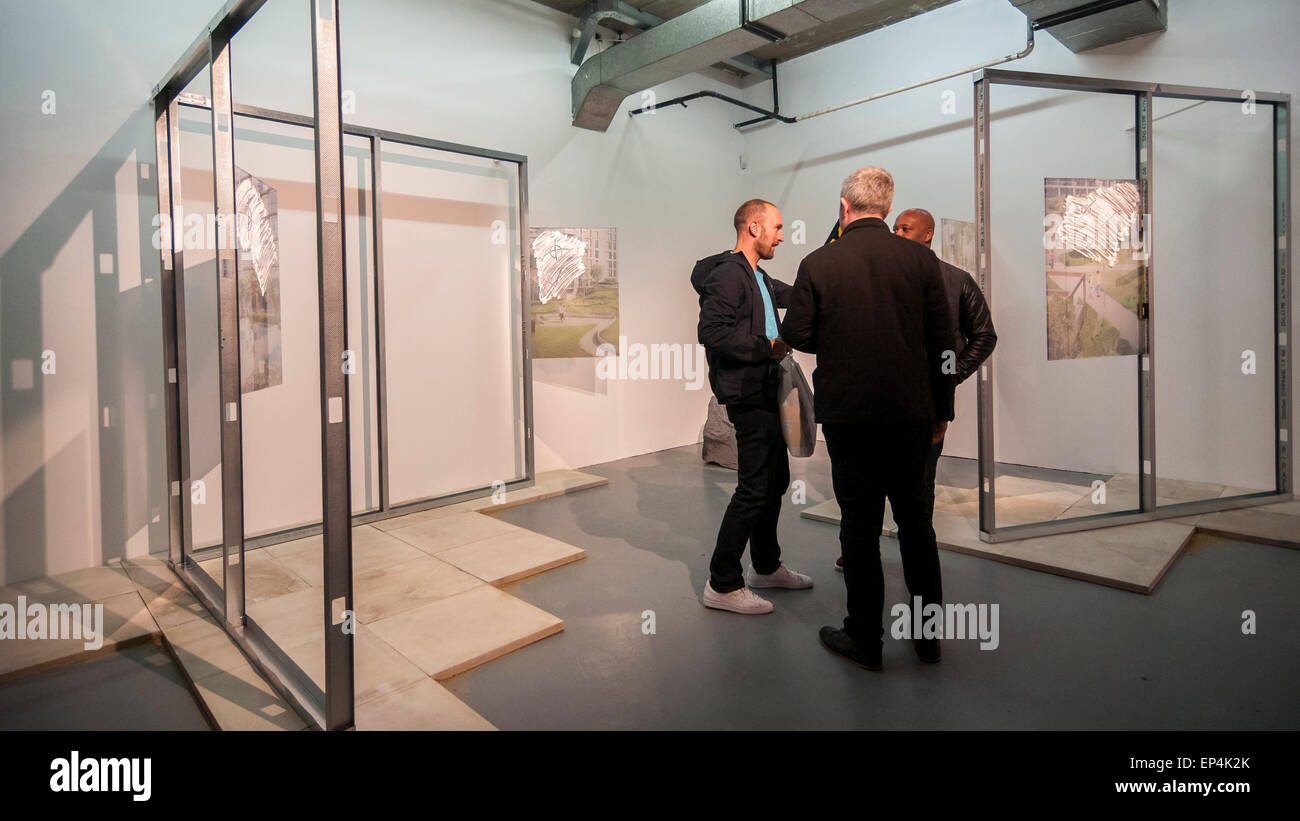 London, UK, 7. Mai 2015.  Die Gäste sehen "Sind wir fast schon da?" von Oliver Hickmet, Stadt & Gilden der Londoner Kunstschule.  Oliver Hickmet ist eines der acht Anwärter für das diesjährige Catlin Kunstpreis, deren Werke auf die Öffnung Vorschau im Londonewcastle Project Space in Shoreditch, East London vorgestellt wurden.  Catlin-Kunst-Preis ist eine kuratierte Ausstellung präsentiert die spannendsten neuen Kunst-Absolventen im Vereinigten Königreich ein Jahr auf Art School.  Jeder wurde beauftragt, einen neuen Körper der Arbeit für die Ausstellung zu entwickeln.  Der Gewinner des Catlin Art Prize 2015 erhält den Preis von £5.000 bei einer priv Stockfoto