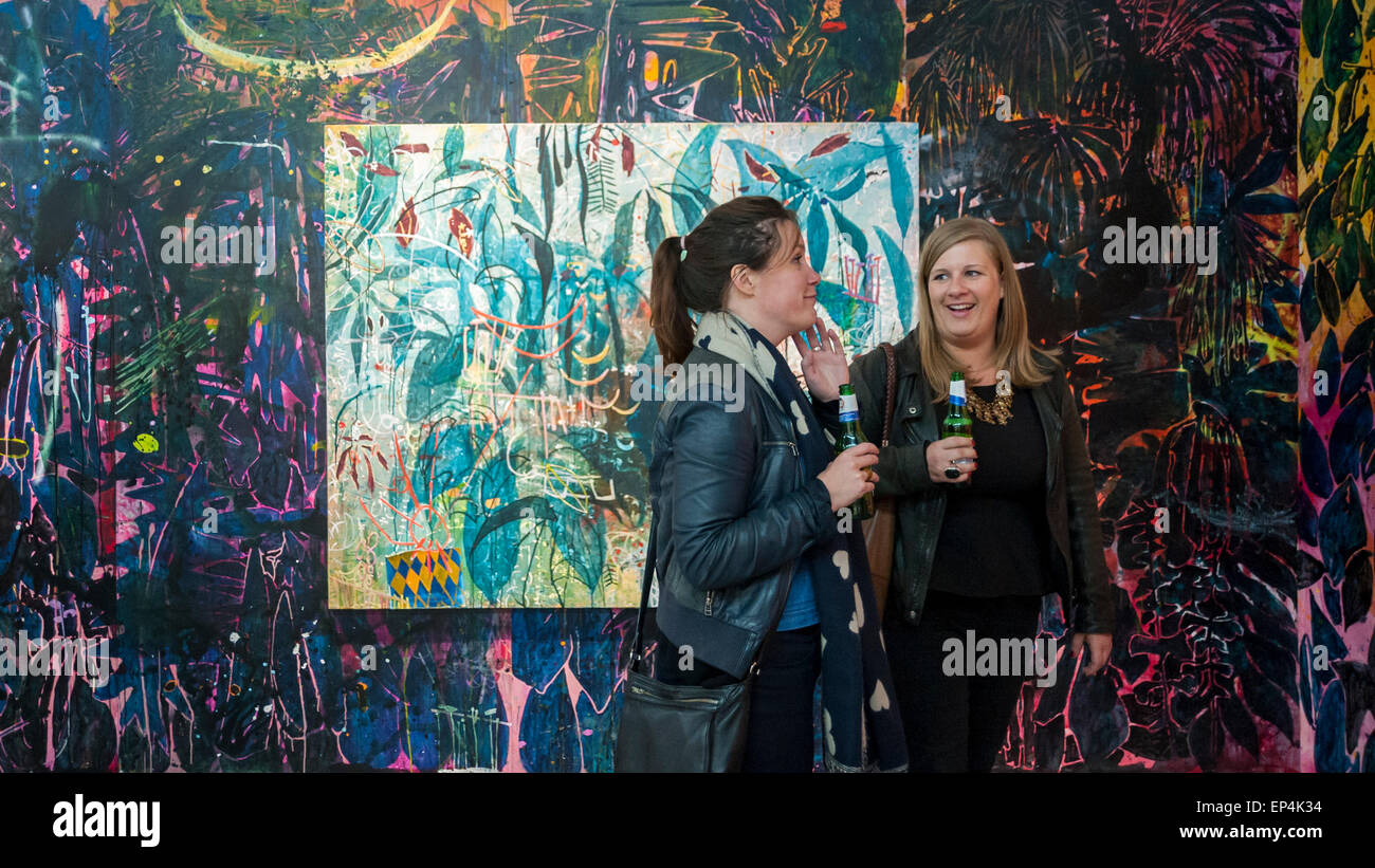 London, UK, 7. Mai 2015. Die Gäste sehen "Pflanze der vielen Gesichter (The Bush sagte nichts)" von Nicholas William Johnson, Royal College of Art, London.  Nicholas William Johnson ist eines der acht Anwärter für das diesjährige Catlin Kunstpreis, deren Werke auf die Öffnung Vorschau im Londonewcastle Project Space in Shoreditch, East London vorgestellt wurden.  Catlin-Kunst-Preis ist eine kuratierte Ausstellung präsentiert die spannendsten neuen Kunst-Absolventen im Vereinigten Königreich ein Jahr auf Art School.  Jeder wurde beauftragt, einen neuen Körper der Arbeit für die Ausstellung zu entwickeln.  Der Gewinner des Catlin Art Prize 2015 wird besetzt Stockfoto