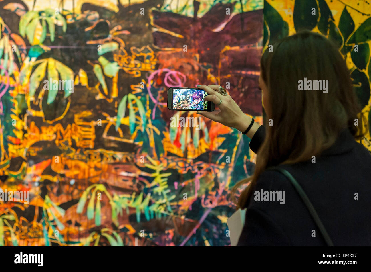 London, UK, 7. Mai 2015. Eine Frau nimmt ein Foto von "Pflanze der vielen Gesichter (The Bush sagte nichts)" von Nicholas William Johnson, Royal College of Art, London.  Nicholas William Johnson ist eines der acht Anwärter für das diesjährige Catlin Kunstpreis, deren Werke auf die Öffnung Vorschau im Londonewcastle Project Space in Shoreditch, East London vorgestellt wurden.  Catlin-Kunst-Preis ist eine kuratierte Ausstellung präsentiert die spannendsten neuen Kunst-Absolventen im Vereinigten Königreich ein Jahr auf Art School.  Jeder wurde beauftragt, einen neuen Körper der Arbeit für die Ausstellung zu entwickeln.  Der Gewinner der Catlin Kunst Preis 20 Stockfoto