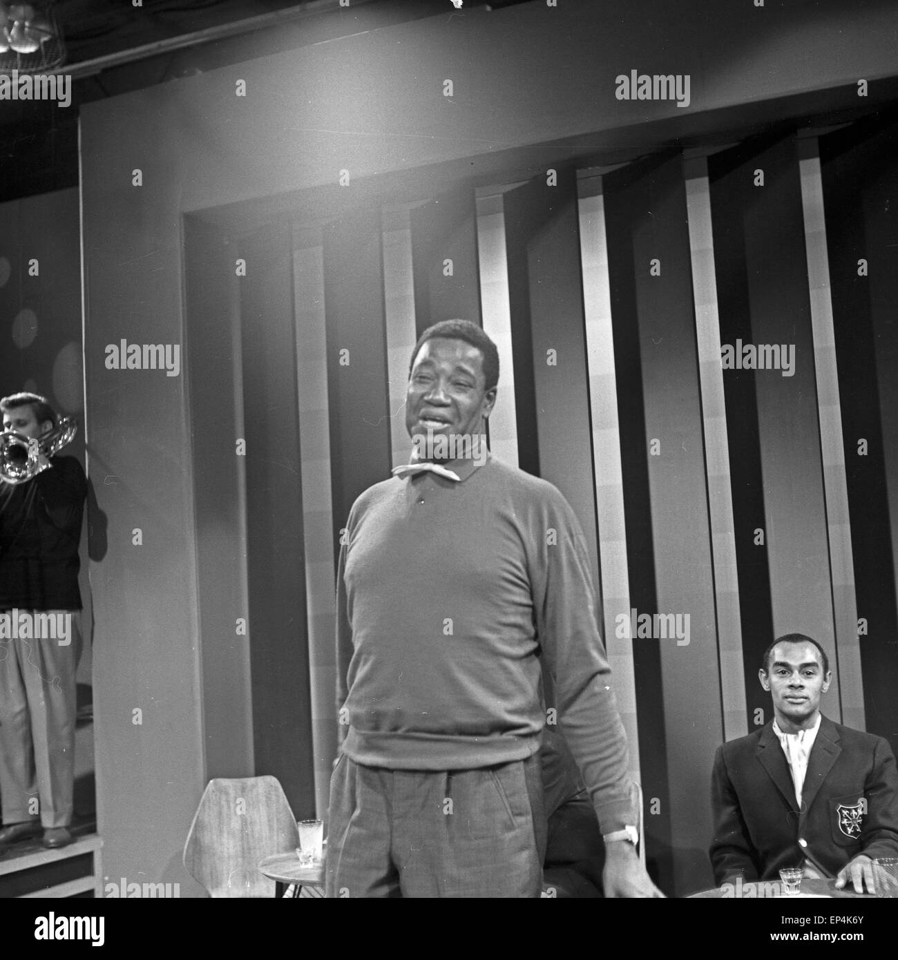 Kenneth Spencer sings in Einer Unterhaltungssendung des NDR, Deutschland 1960er Jahre. Kenneth Spencer singen in einem TV-Unterhaltung Stockfoto