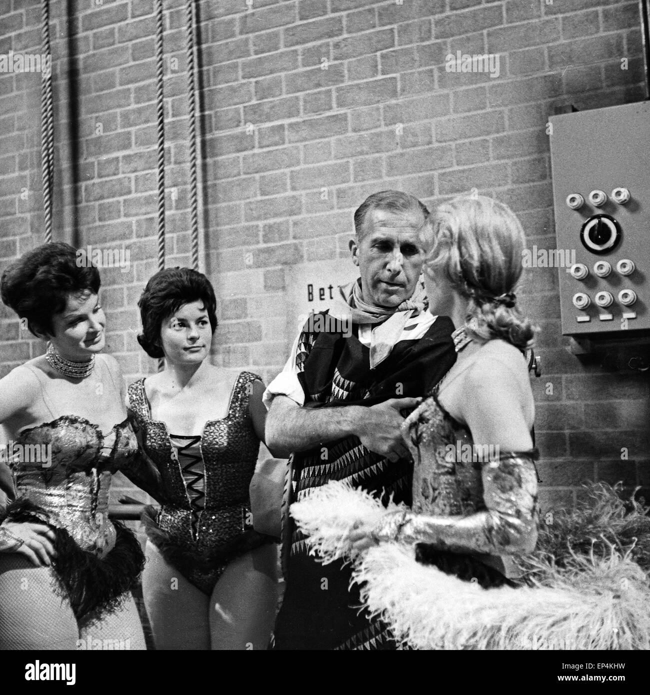 Der Sänger Bruce Low Hinter der Bühne Mit Tänzerinnen in der NDR-Musiksendung "Musik Für Millionen", 1960er Jahre Deutschland. G Stockfoto