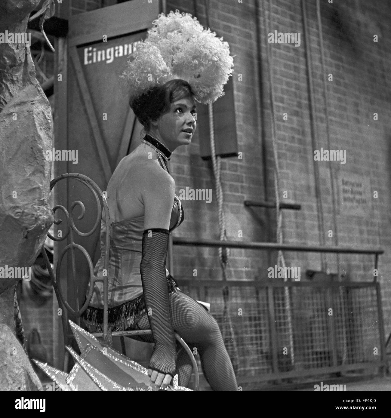 Meint Hinter der Bühne der NDR-Fernsehproduktion "Am Abend ins Odeon", 1960er Jahre Deutschland. Tänzerin bei den backstage-Bereich Stockfoto