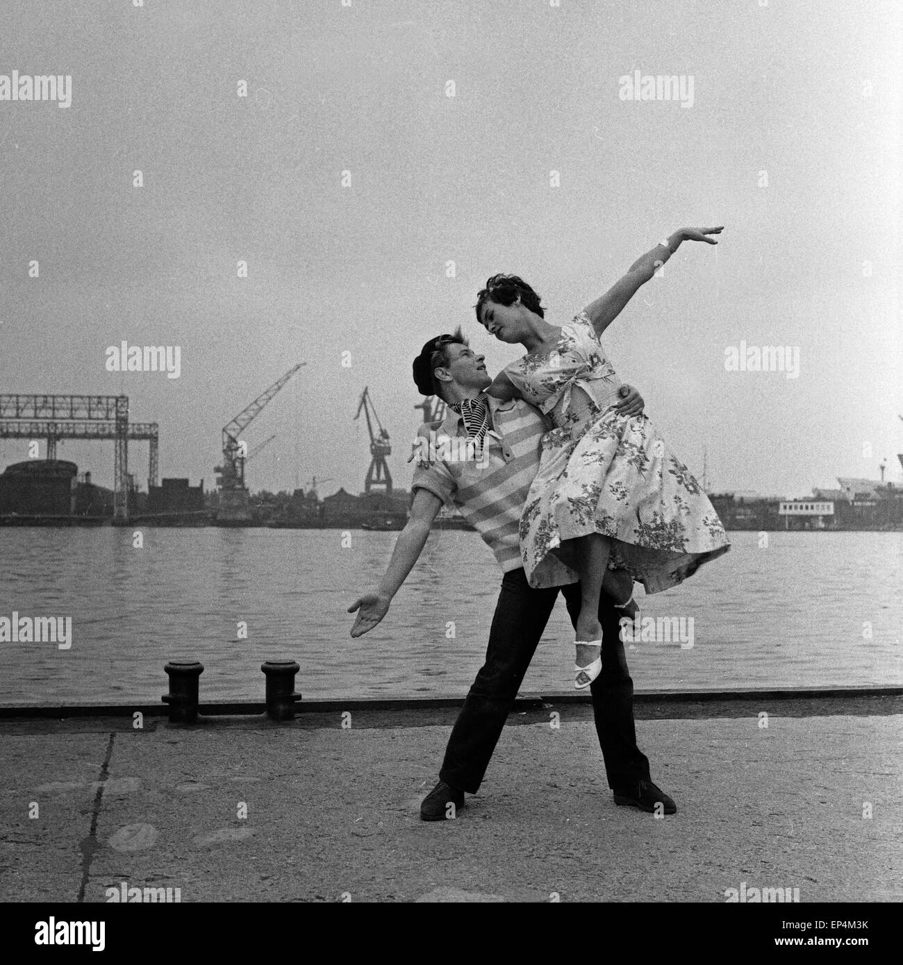 Deutscher Tänzer und Chroreograph Herbert F. Schubert im Hafen in Hamburg, Deutschland 1960er Jahre. Deutsche Tänzerin und Choreo Stockfoto
