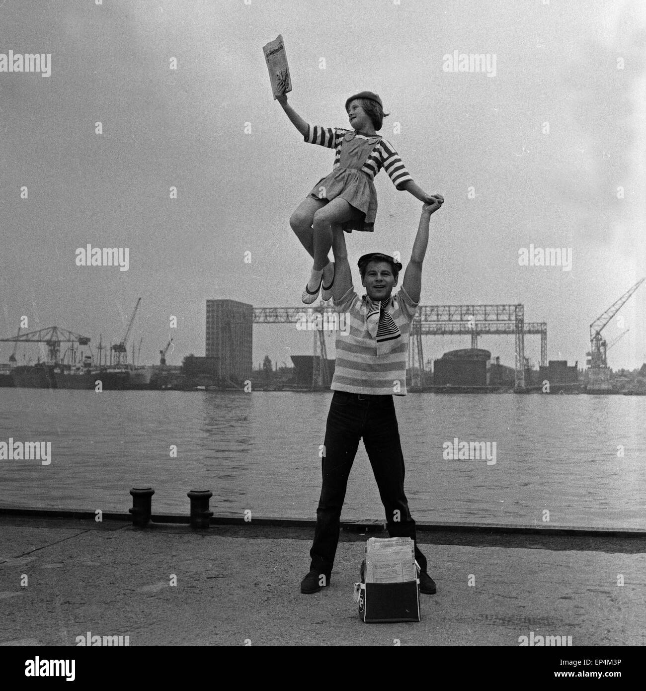 Deutscher Tänzer und Chroreograph Herbert F. Schubert im Hafen in Hamburg, Deutschland 1960er Jahre. Deutsche Tänzerin und Choreo Stockfoto