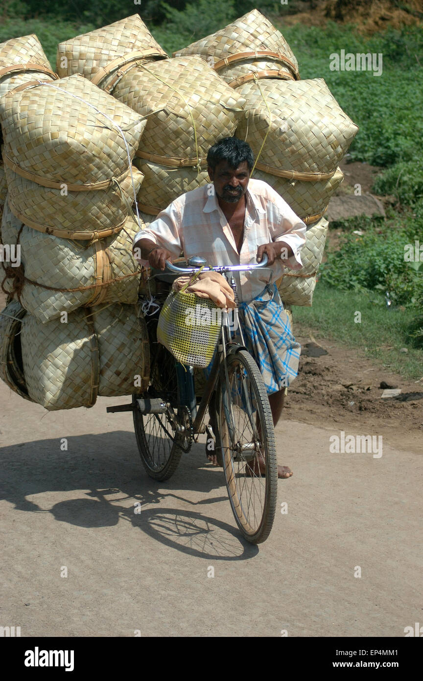 TAMIL NADU, Indien, circa 2009: ein nicht identifizierter Mann und seinem überladenen Fahrrad fahren in die Stadt, ca. 2009 in Tamil Nadu, Indien. Stockfoto