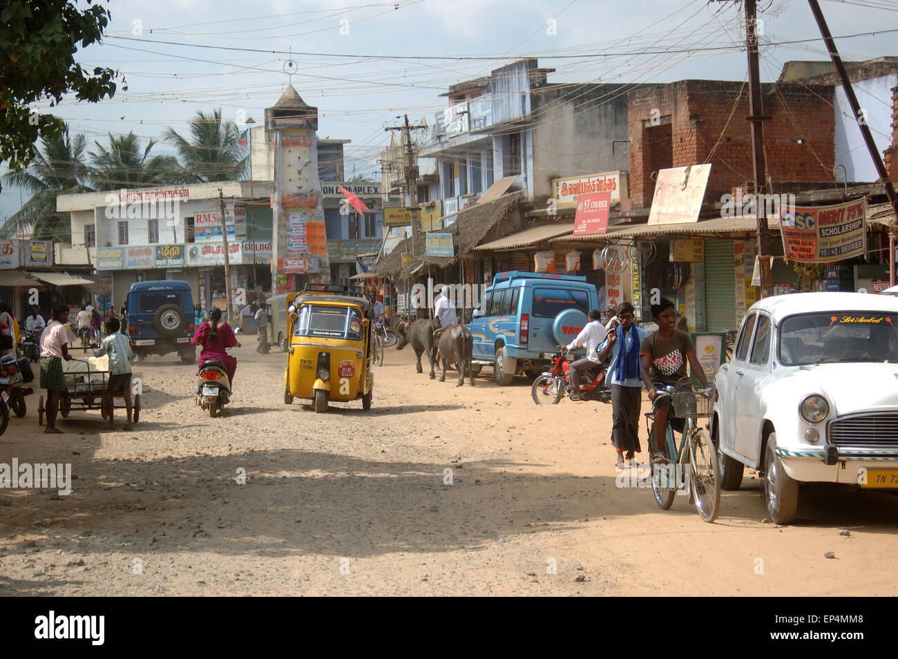 TAMIL NADU, Indien, circa 2009: Straßen überfüllt mit Verkehr und Fußgänger, circa 2009 in dem Dorf Kalakad, Tamil Nadu Stockfoto